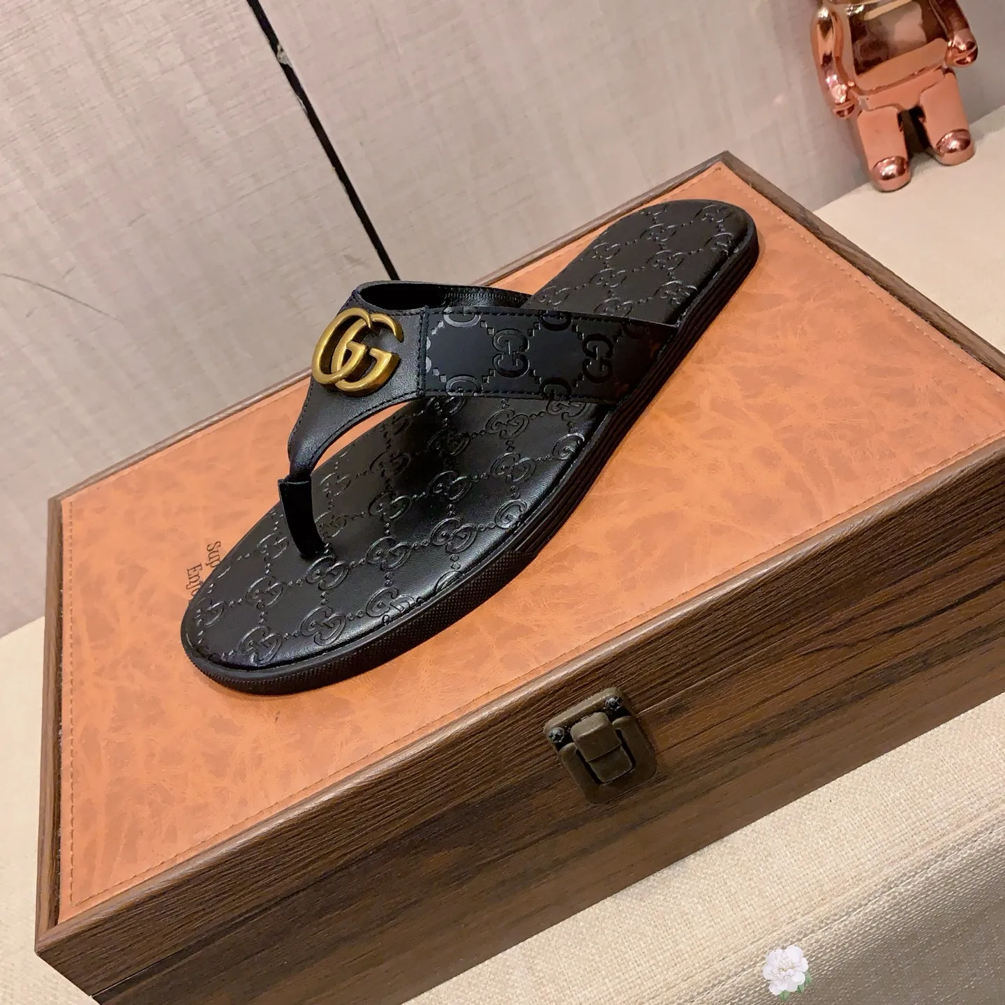 Slippers: New model: Factory price: 260💰💰🎩🎩🔥🔥《 Gucci* 》Series of slippers top purchasing agent🔍🔍Sold at the same time for men, original Italian imported webbing made of selected cowhide, exquisite workmanship,), sole: (super comfortable) original factory special sole, ⚠️exclusive double-layer movable molded sole super comfortable⚠️, real shot🎬the real thing is more beautiful🔍🔍266 regular code 38-44, can be ordered 45.